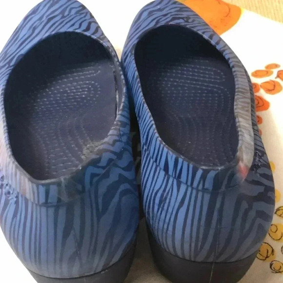 Crocs Blue Zebra Print Wedge Pump 9 - Picture 3 of 4